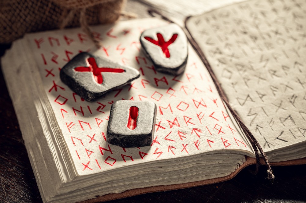 Abenteuer in alter Weisheit: Eine Reise durch das Runenalphabet